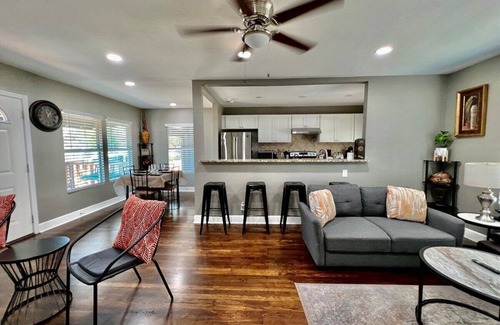Jefferson House | 3BR Woodlawn Home Med Center Area Furnished Extended Stay Wi-Fi W/D SA