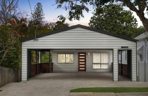 Lota House | 3BR15BA House w Parking Close to Eastwood Beach M8