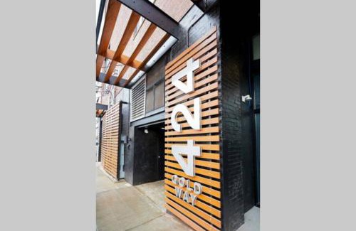 North Oakland Apartment | 3E *New* Huge! Spacious 3 Bedroom in Oakland that sleeps 12!