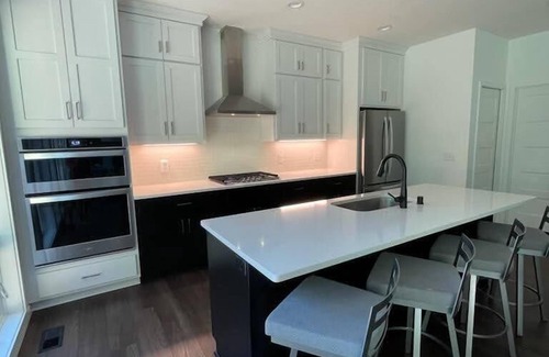 Blaine House | 3M Open, Pristine newer home, 5 min from TPC, practice putting green, sleeps 6