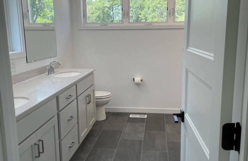 Blaine House | 3M Open, Pristine newer home, 5 min from TPC, practice putting green, sleeps 6