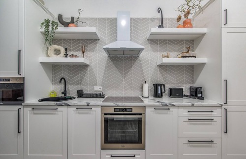 Erzsebetvaros Apartment | 3min from New York Cafe, 5min from Grand Synagogue! Deluxe condo with air con!