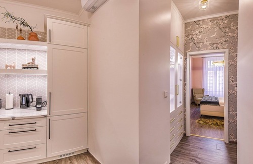 Erzsebetvaros Apartment | 3min from New York Cafe, 5min from Grand Synagogue! Deluxe condo with air con!