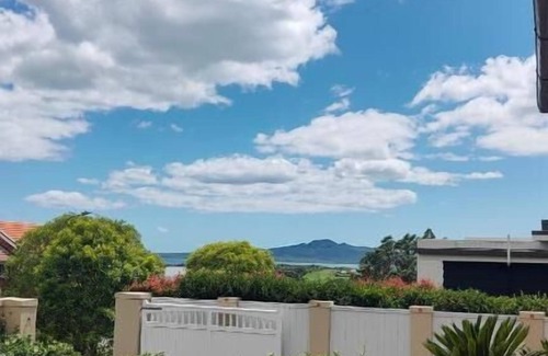 Orakei Apartment | 3min to beach 4 bedroom villa