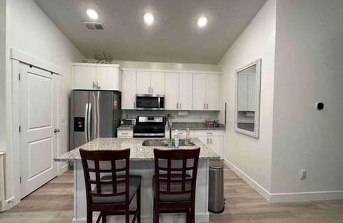 River Heights Condo | 3rd floor condo in Providencenn