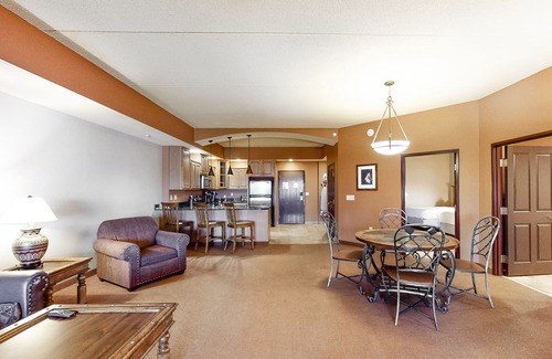 Wisconsin Dells Condo | 3rd-floor condo with elevator, jetted tub, full kitchen, & fireplace