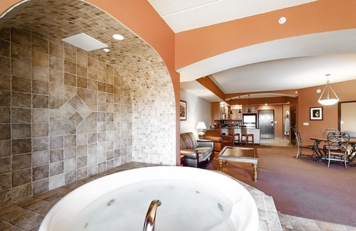 Wisconsin Dells Condo | 3rd-floor condo with elevator, jetted tub, full kitchen, & fireplace