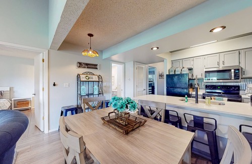 Notch Estates Condo | 3rd-floor valley-view condo with 2 outdoor pools, balcony, BBQ area, W/D, AC