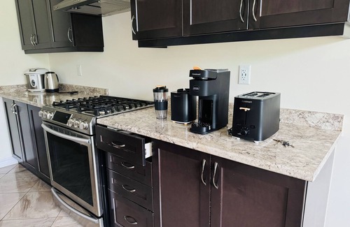 Pickering House | 4+2 Bedroom Full House, corner very private house with ravine view
