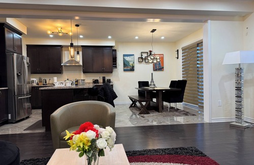 Pickering House | 4+2 Bedroom Full House, corner very private house with ravine view
