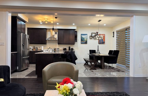 Pickering House | 4+2 Bedroom Full House, corner very private house with ravine view