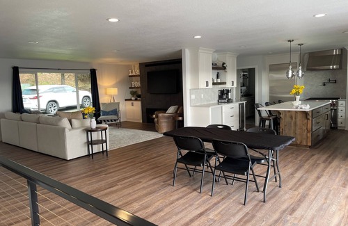 Carrolls House | 4,400 square foot home in Kalama with Columbia River views!