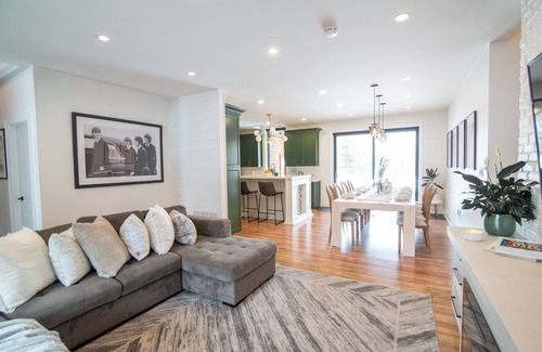 Barrie House | 4 Acre Estate | 7 Bedrooms | Sleeps 20 | 5min to Downtown