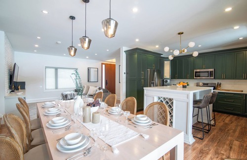Barrie House | 4 Acre Estate | 7 Bedrooms | Sleeps 20 | 5min to Downtown