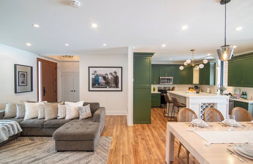 Barrie House | 4 Acre Estate | 7 Bedrooms | Sleeps 20 | 5min to Downtown