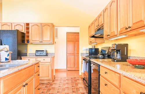 Livingston House | +4 acre lakefront retreat with private boat slip, wraparound porch, grill, & W/D