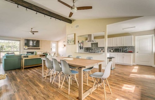 Northwest Dallas House | 4-BD/3-BA Chic Timeless Elegance - 15 Mins to DT