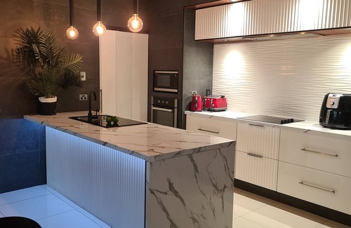 The Gardens House | 4 BDR Gardens Escape Inner City Townhouse with Secure Parking and Spa