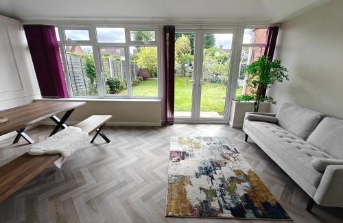 Solihull House | 4 BDR Near JLR - Central Solihull Town 10 Mins to NEC BHX HS2 M42 Solihull Bypass and More - Driveway Parking X3 Regular & Work Long Stays Welcome Available Lower - ARZ Stays