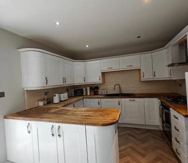 Solihull House | 4 BDR Near JLR - Central Solihull Town 10 Mins to NEC BHX HS2 M42 Solihull Bypass and More - Driveway Parking X3 Regular & Work Long Stays Welcome Available Lower - ARZ Stays