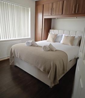 Solihull House | 4 BDR Near JLR - Central Solihull Town 10 Mins to NEC BHX HS2 M42 Solihull Bypass and More - Driveway Parking X3 Regular & Work Long Stays Welcome Available Lower - ARZ Stays