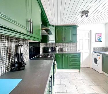 Sunderland House | 4 Bdrm 10 Min Walk To Hospital