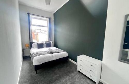 Sunderland House | 4 Bdrm 10 Min Walk To Hospital