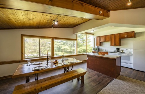 The Blue Mountains Cottage | 4 bdrm Cottage@Blue Mountain, Private Beach Access/BBQ/Pets OK/Near the Village