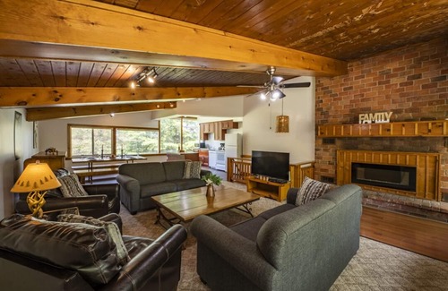 The Blue Mountains Cottage | 4 bdrm Cottage@Blue Mountain, Private Beach Access/BBQ/Pets OK/Near the Village