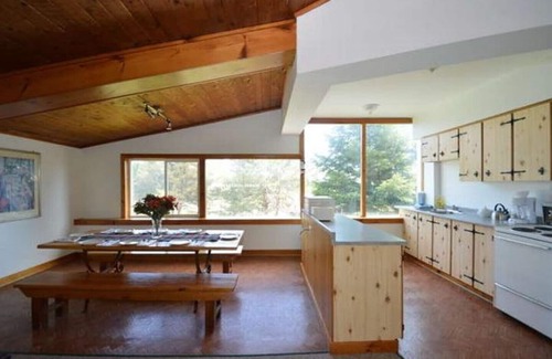 The Blue Mountains Cottage | 4 bdrm Cottage@Blue Mountain, Private Beach Access/BBQ/Pets OK/Near the Village