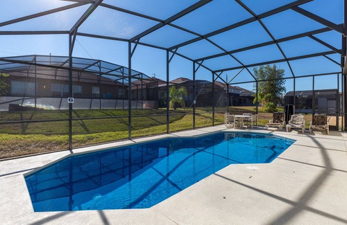 Windwood Bay House | 4 BDRM,GAME ROOM,2 MASTER BDRMS,2 LIV RMS.10MIN TO DISNEY. PRV POOL SUN ALL DAY