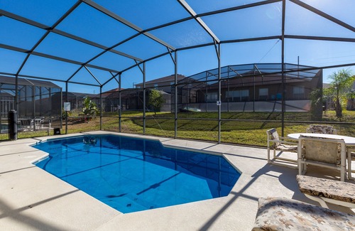 Windwood Bay House | 4 BDRM,GAME ROOM,2 MASTER BDRMS,2 LIV RMS.10MIN TO DISNEY. PRV POOL SUN ALL DAY