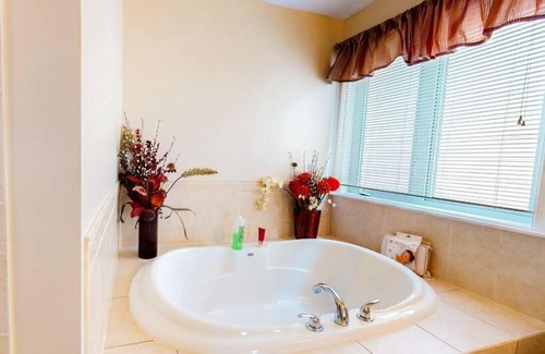 Ottawa Division Apartment | 4 Bdrm House in a GREAT Location