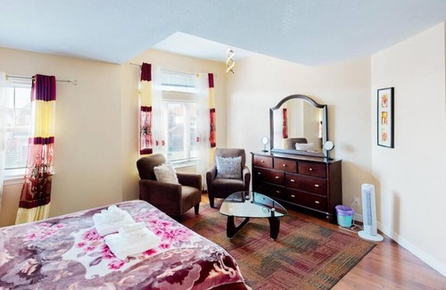 Ottawa Division Apartment | 4 Bdrm House in a GREAT Location