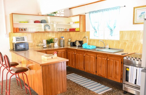 Scarborough Cottage | 4 bdrm Vacation home. Games & Toys. Full Kitchen. WiFi. Netflix. A/C.