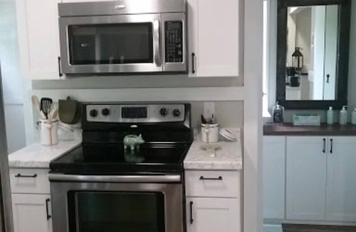 Cedar Rapids - Iowa City House | 4 Bed, 1 Bathroom Bungalow 8 blocks from Downtown!