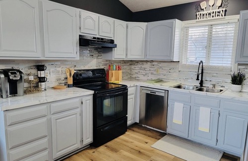 West Lincoln House | 4 bed 2bath 8 mins away from downtown, arena and stadium!