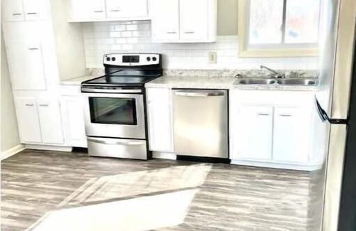 Winchester House | 4 Bed 3 bath clean , spacious all brick home , welcome families and work groups