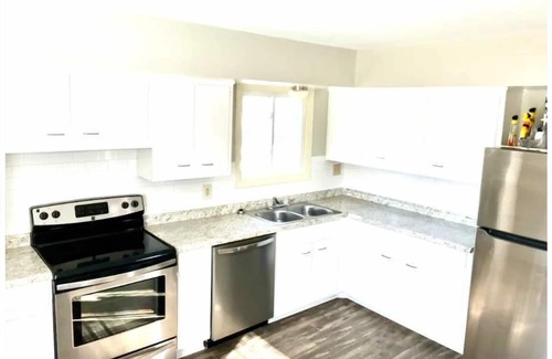Winchester House | 4 Bed 3 bath clean , spacious all brick home , welcome families and work groups
