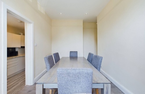 Streatham House | 4 bed | 3 bath | garden | dedicated parking. Close to transport + shops + park.