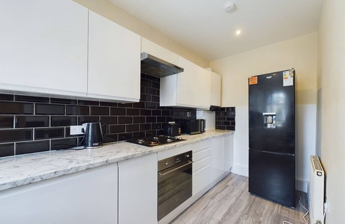 Streatham House | 4 bed | 3 bath | garden | dedicated parking. Close to transport + shops + park.