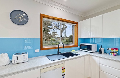 Tomakin House | 4-Bed Beach House with Garden & Alfresco Dining