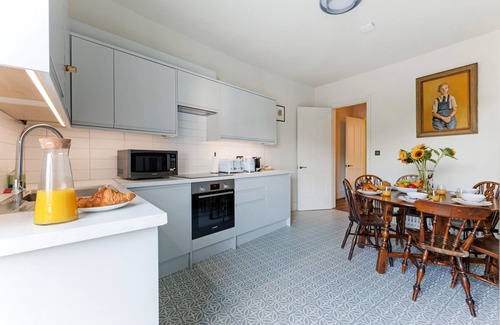 Windsor City Centre Apartment | 4 Bed Deluxe Apartment with beautiful Castle View