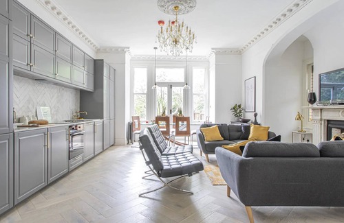 Ealing Apartment | 4-Bed Flat in West London, Sleeps 8, 8 min to Tube