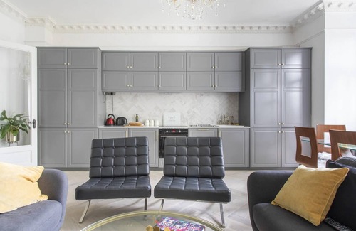 Ealing Apartment | 4-Bed Flat in West London, Sleeps 8, 8 min to Tube