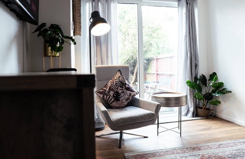 Burton Latimer House | 4-Bed House Sleeps 8 -Private Garden -Free Parking