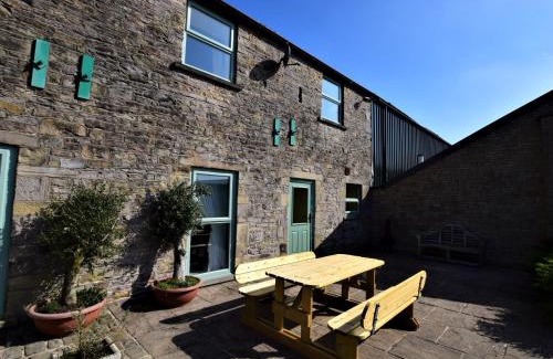 Combs House | 4 Bed in Whaley Bridge PK534