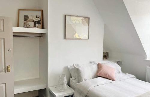 Trowbridge Apartment | 4 bed loft apartment overlooking historic town