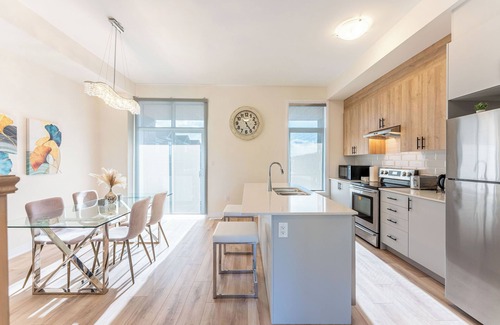 Richmond Hill House | 4 Bed Room Cozy Getaway in Richmond Hill