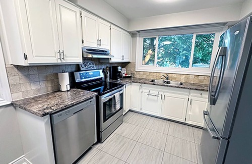 Barrie House | 4 Bed, Walk-Out Bungalow Full Property House - Barrie - sleeps 10
